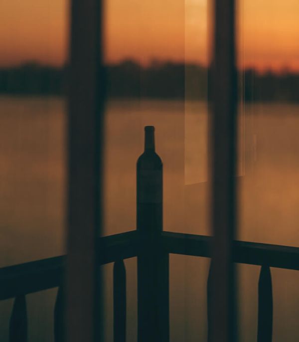 Ombre sur le bouteille de vin Rauzan